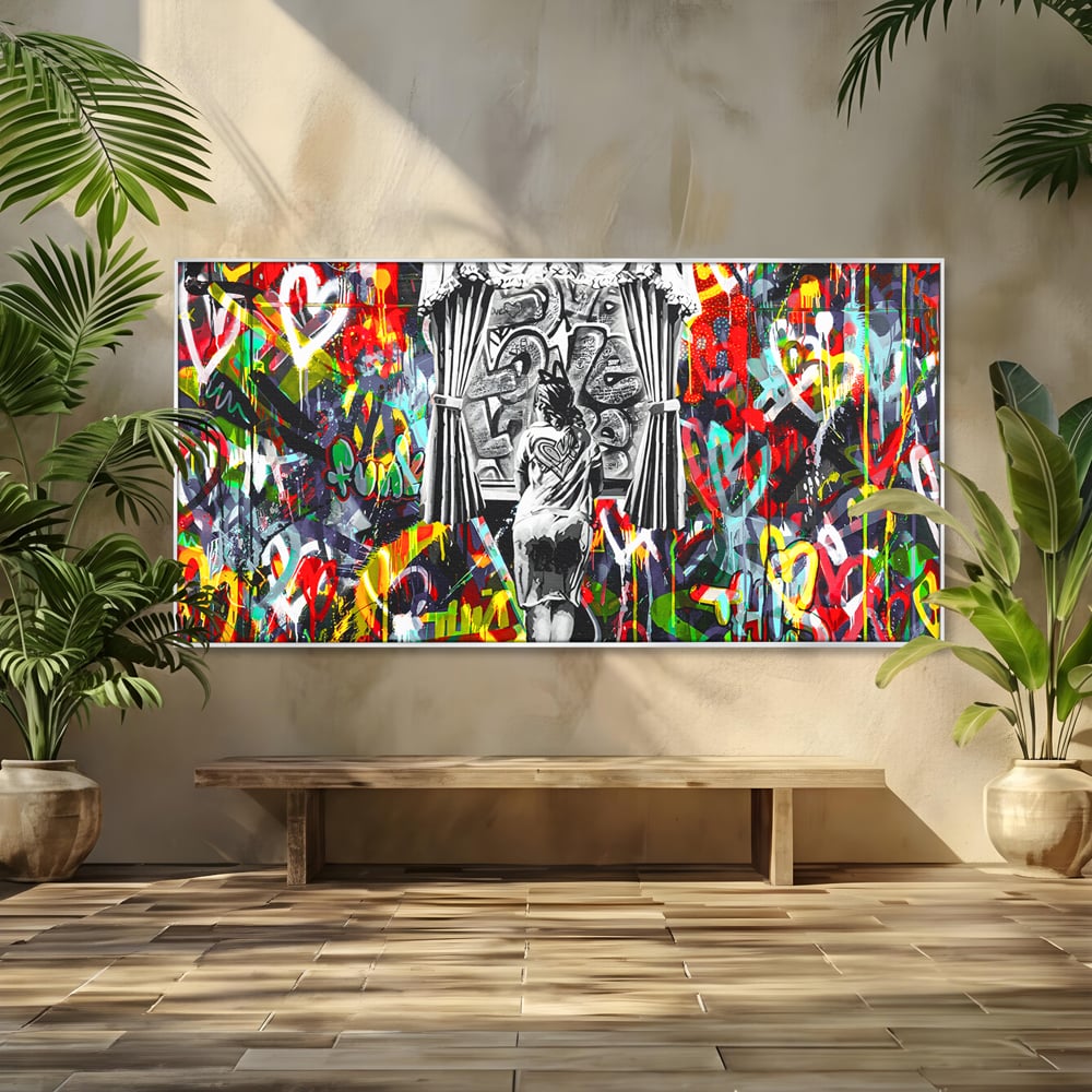 Tablou canvas cu tablou canvas cu graffiti urban si o silueta, in rama de aluminiu argintiu